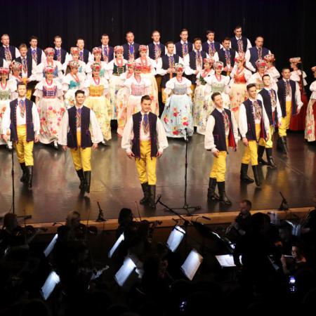 Taniec i śpiew zespołu "Śląsk" na scenie w RCK
