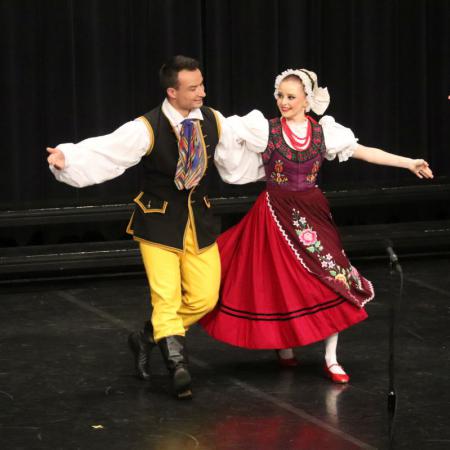 Kobieta i mężczyzna tańczą na scenie w RCK