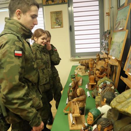 Liceum Kadetów z Lipin ogląda drewniane figurki 