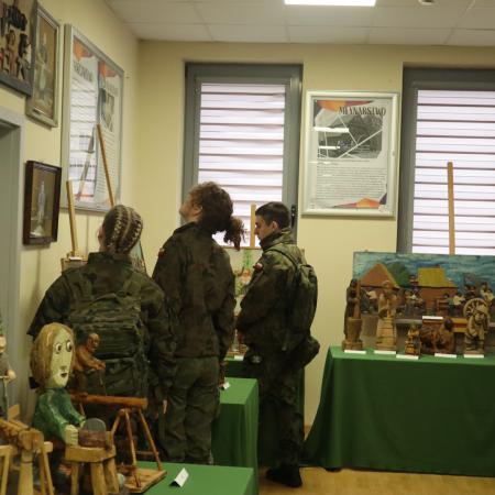Kadeci z Lipin oglądają obrazy z wystawy o ginących zawodach 