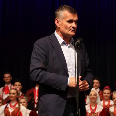 Burmistrz Drzewicy przemawia do publiczności po występie zespołu "Śląsk"