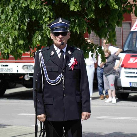 Burmistrz wygłasza przemowę pod remizą