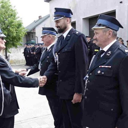 Wręczenie przez burmistrza odznak dla strażaków 