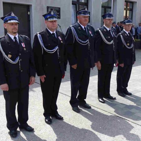 Strażacy stojący w szeregu na baczność 