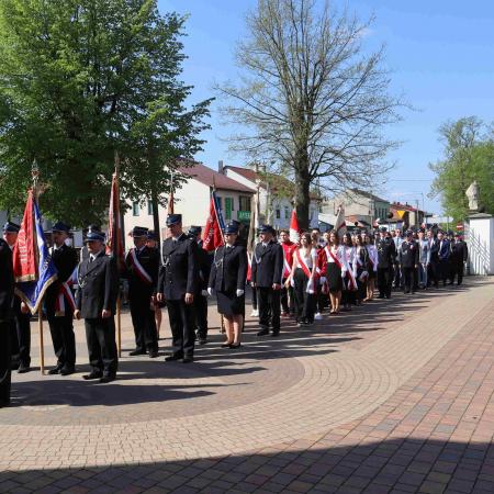 Przemarsz pocztów sztandarowych do kościoła 