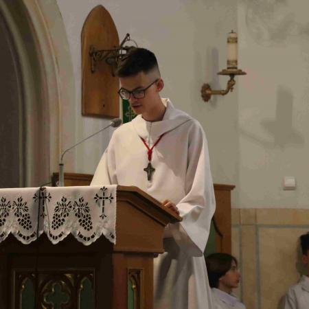 Ministrant czyta pierwsze kazanie 