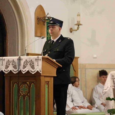 Strażak śpiewa w kościele podczas Mszy Świętej 