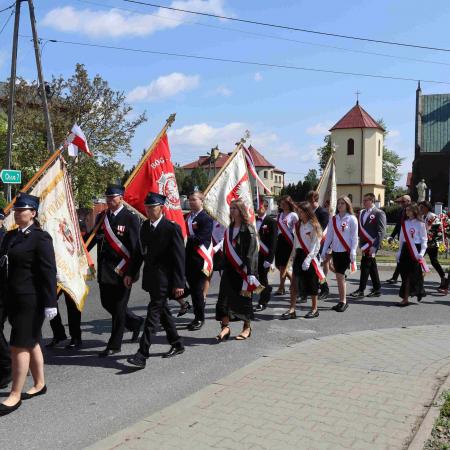 Przemarsz pod pomnik po Mszy Świętej 