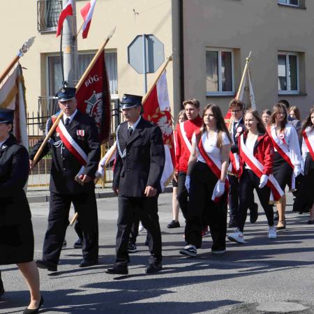 Marsz uczniów do kościoła 