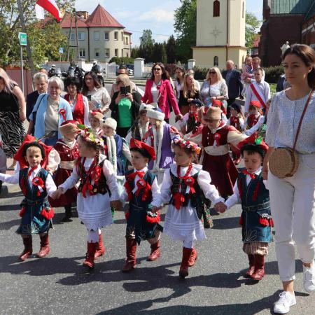 Dzieci maszerują pod pomnik 