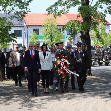 Władze Gminy Drzewica oraz Szef gabinetu Ministra Rolnictwa składają wieniec pod pomnikiem 