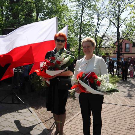 Dyrektorka RCK oraz kierowniczka Biblioteki Wiejskiej składają wieniec 