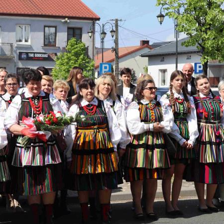 Koło Gospodyń Wiejskich stoi pod pomnikiem 