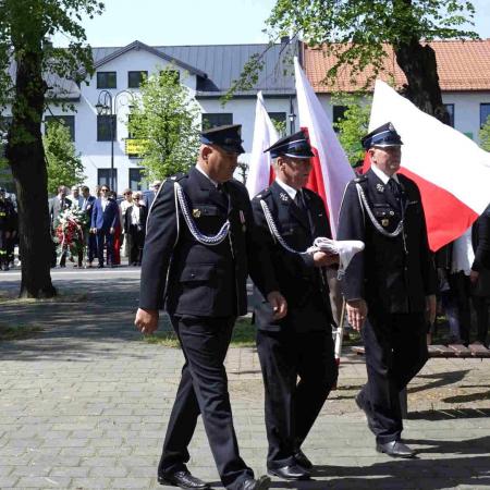 Strażacy składają hołd pod pomnikiem 