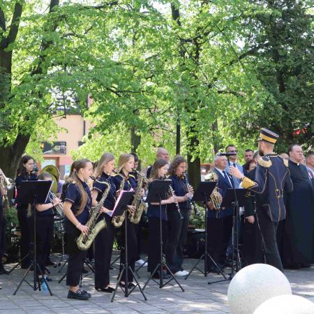 Orkiestra Regionalnego Centrum Kultury wykonuje przedstawienie artystyczne 