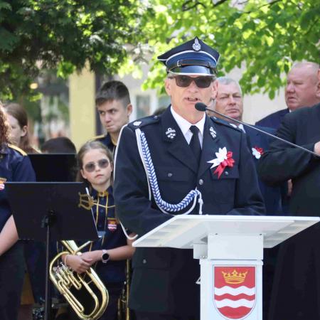 Burmistrz Drzewicy przemawia do zgromadzonych osób pod pomnikiem 