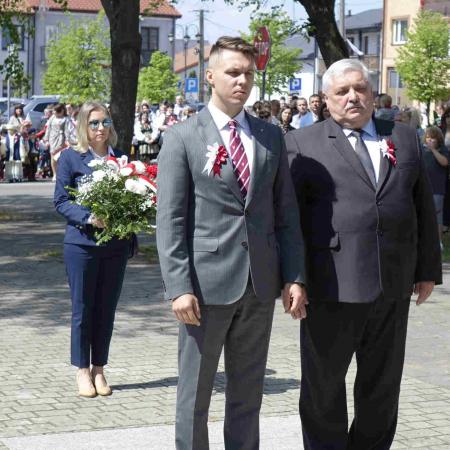 Władzę Gminy Poświętne składają wieniec pod pomnikiem 