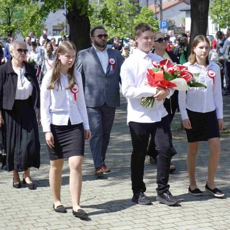 Uczniowie ze Szkoły Podstawowej w Drzewicy niesie wieniec pod pomnik 