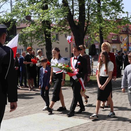 Uczniowie ze Szkoły Podstawowej w Radzicach Dużych niesie wieniec pod pomnik 