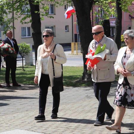 Starci mieszkańcy Drzewicy niosą wieniec pod pomnik 