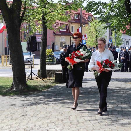 Dyrektorka RCK oraz kierowniczka Biblioteki Miejskiej niosą wieniec pod pomnik