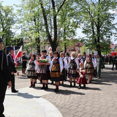 Koło Gospodyń Wiejskich składa wieniec pod pomnikiem