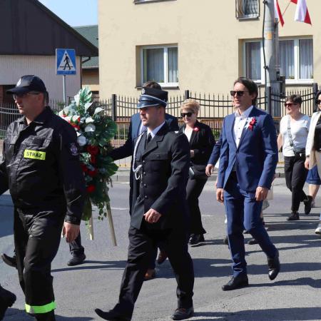 Marsz strażaków z wieńcem do kościoła 