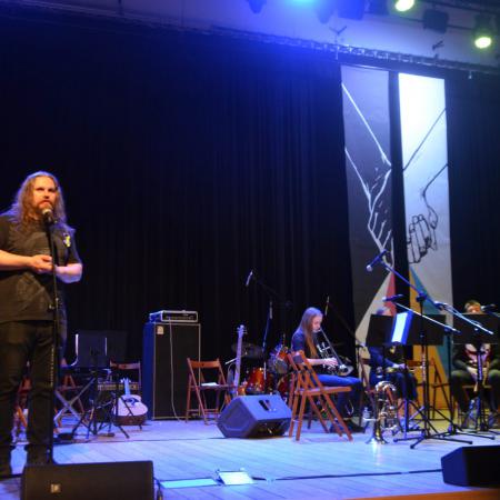 Kapelmistrz Piotr Manowiecki mówi do mikrofonu