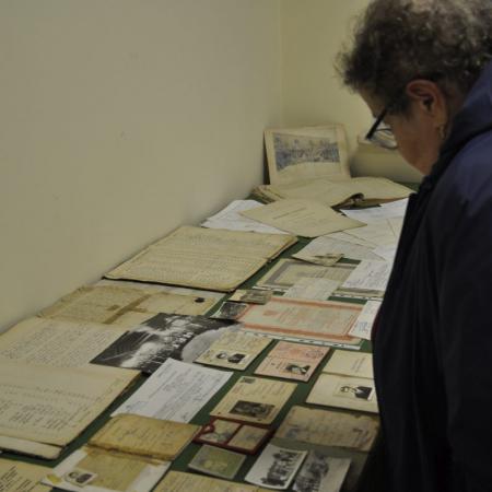 Kobieta przeglądająca archiwalne dokumenty