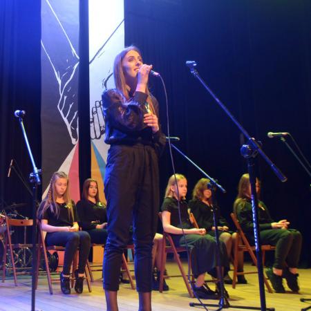 Koncert dla Ukrainy- Kobieta śpiewa do mikrofonu