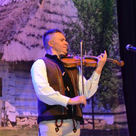 Mężczyzna grający na skrzypcach z zespołu Góralska Hora