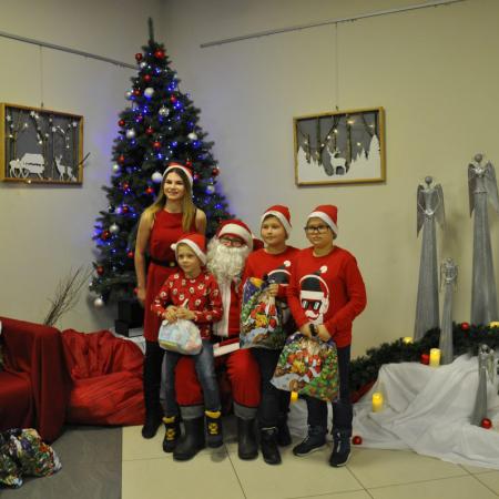Mikołaj z trójką dzieciaków uczestniczących na zajęciach w RCK