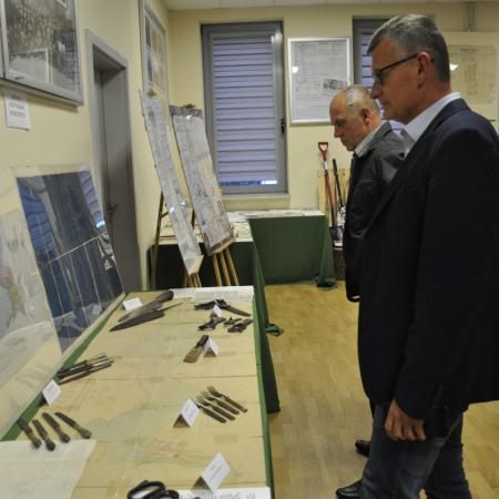 Na pierwszym planie Burmistrz Drzewicy zwiedzający wystawę za nim naczelnik OSP w Drzewicy