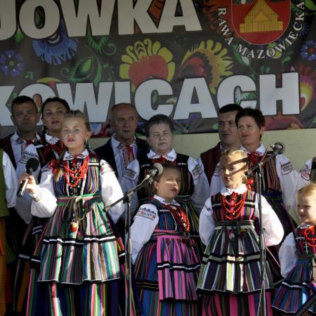 Śpiewający zespół Drzewiczanie na scenie w Wilkowicach