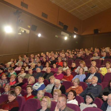 Publicznosc zgromadzona na pokazie filmowym "Nędzarz i madame"