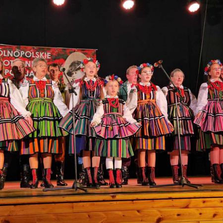 Zespół Drzewiczanie i Mali Drzewiczanie śpiewają na scenie na Ogólnopolskim konkursie w Przedborzu