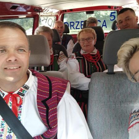 Kilka osób w ludowych strojach podczas podróży do Nadleśnictwa w Januszewicach