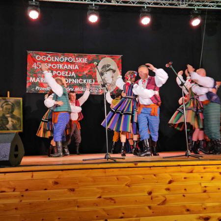 Zespół Drzewiczanie tańczy na scenie w Przedborzu podczas Ogólnopolskiego konkursu
