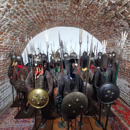 średniowieczne zbroje broń i tarcze