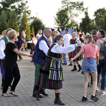 Tańcząca grupa ludzi z zespołem Drzewiczanie