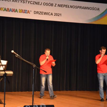 Trzech mężczyzn śpiewa na scenie