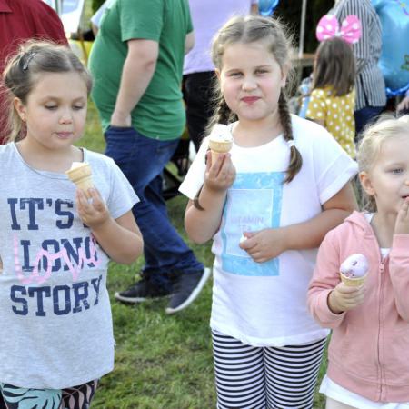 Trzy dziewczynki jedzące lody