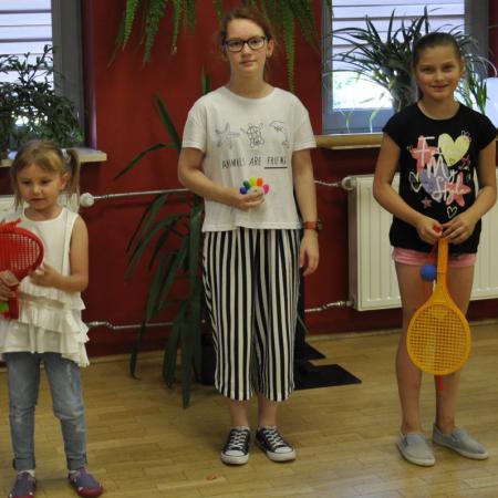 Trzy dziewczynki nagrodzone za udział w wakacyjnych zajęciach