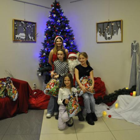 Trzy dziewczynki z Mikołajem i Śnieżynką