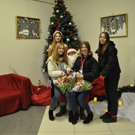 Trzy uczestniczki zajęć w RCK z Mikołajem