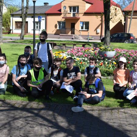 Uczniowie kl. VI SP w Radzicach Dużych w parku miejskim