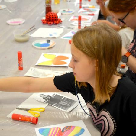 Zajęcia plastyczne. Dzieci malują kolorowe motyle 