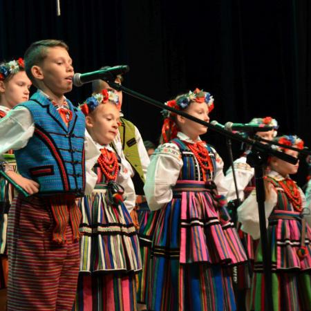 Zespół Tańca i Pieśni Mali Drzewiczanie podczas występu.