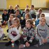 Dzieci w skupieniu słuchają opowieści