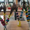 Kolorowe palmy wykonane przez twórczynie ludowe na konkurs plastyki zdobniczo-obrzędowej